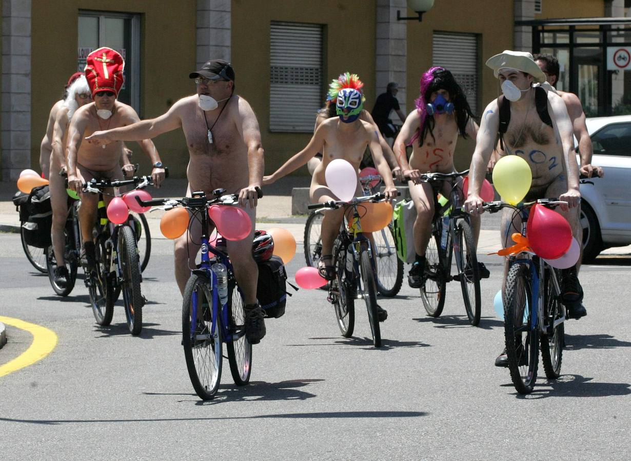 Ciclonudismo en Gijón para pedir más respeto a los usuarios de bicicletas