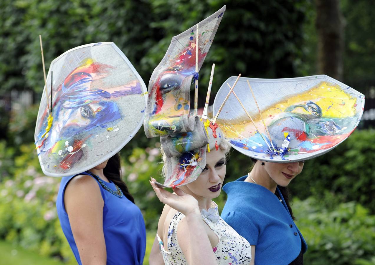 La locura de los sombreros en el Día de las Damas