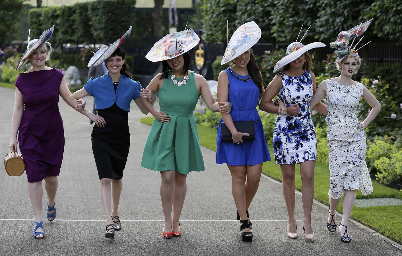 La locura de los sombreros en el Día de las Damas