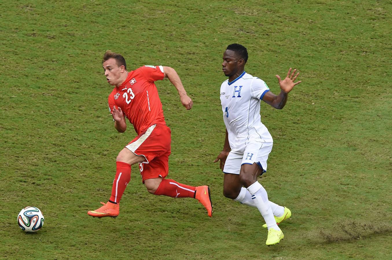 Shaqiri se marcha de un defensor.