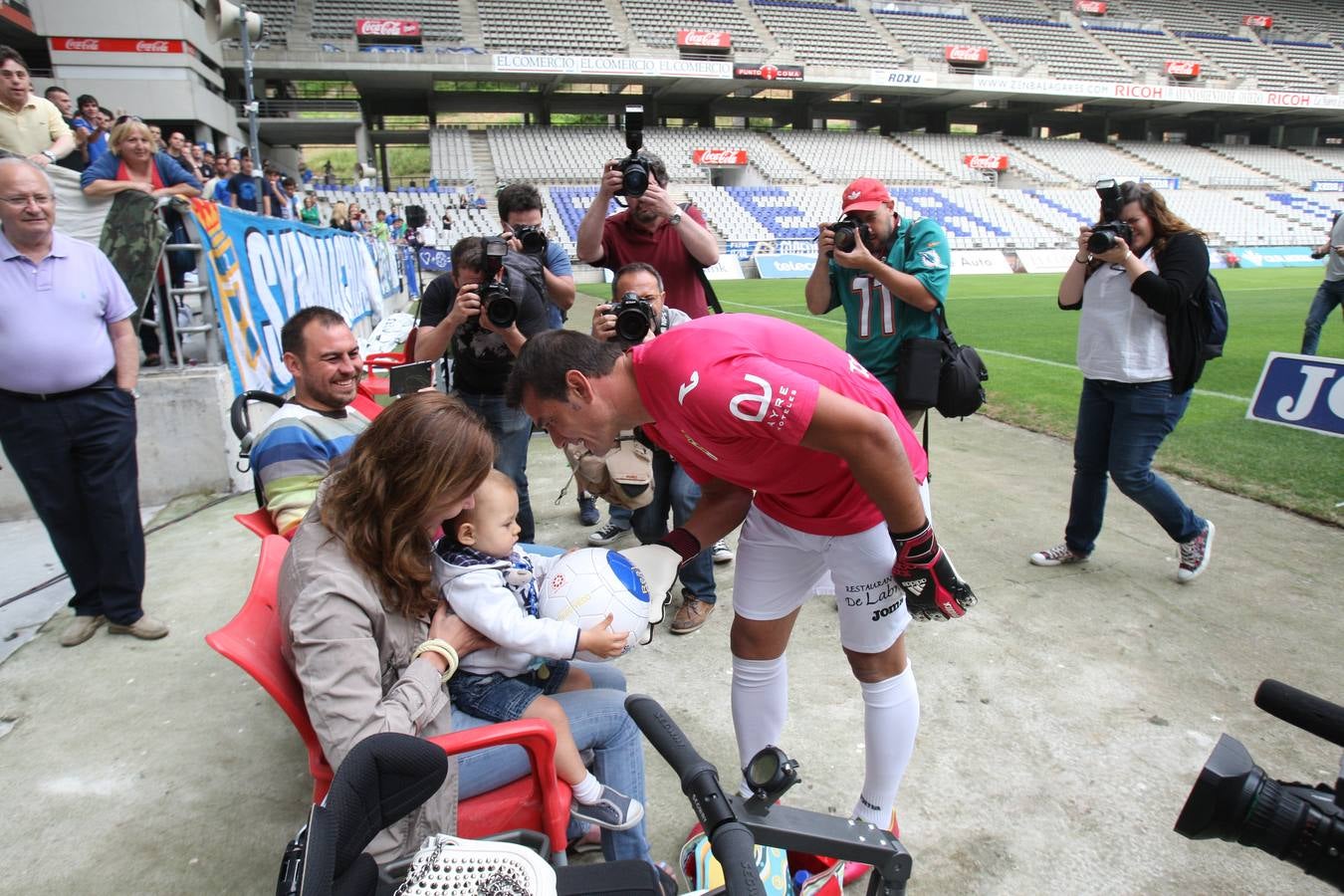 El oviedismo arropa a Esteban en su regreso a casa