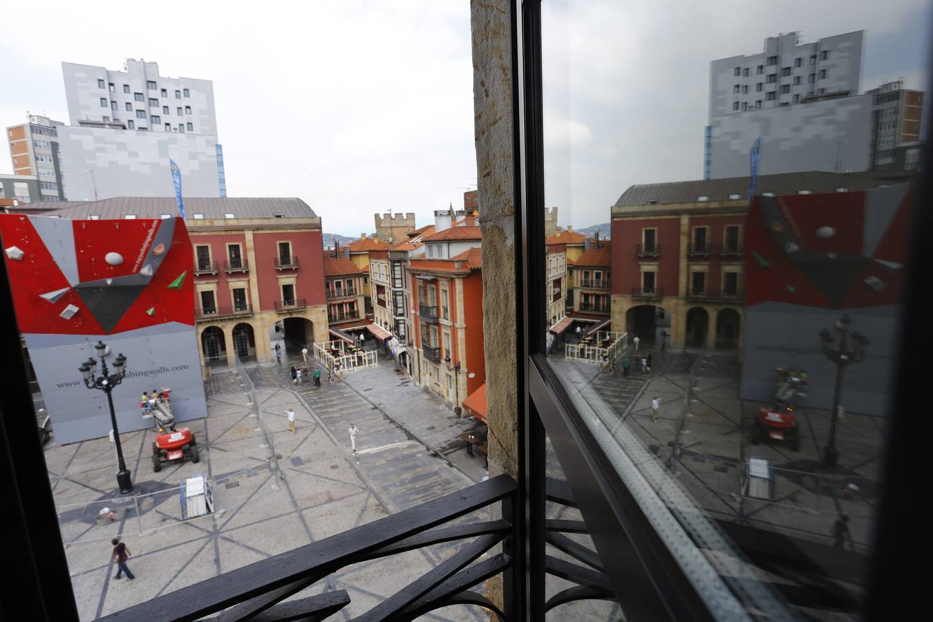 Un rocódromo en la plaza Mayor de Gijón