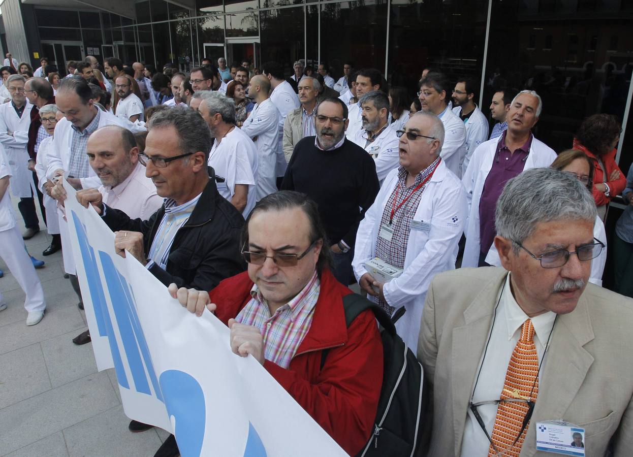 Protesta del personal médico ante el HUCA
