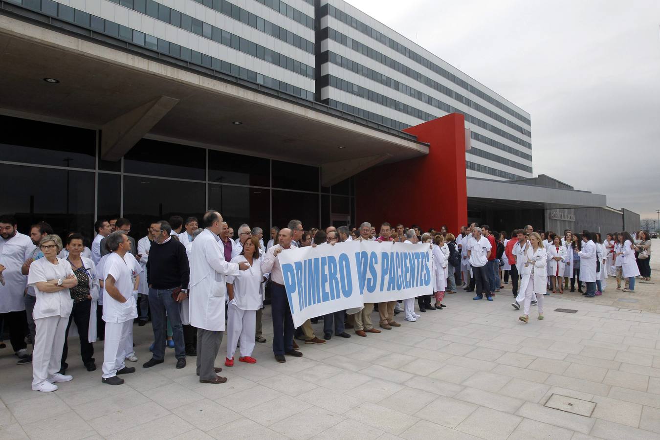 Protesta del personal médico ante el HUCA