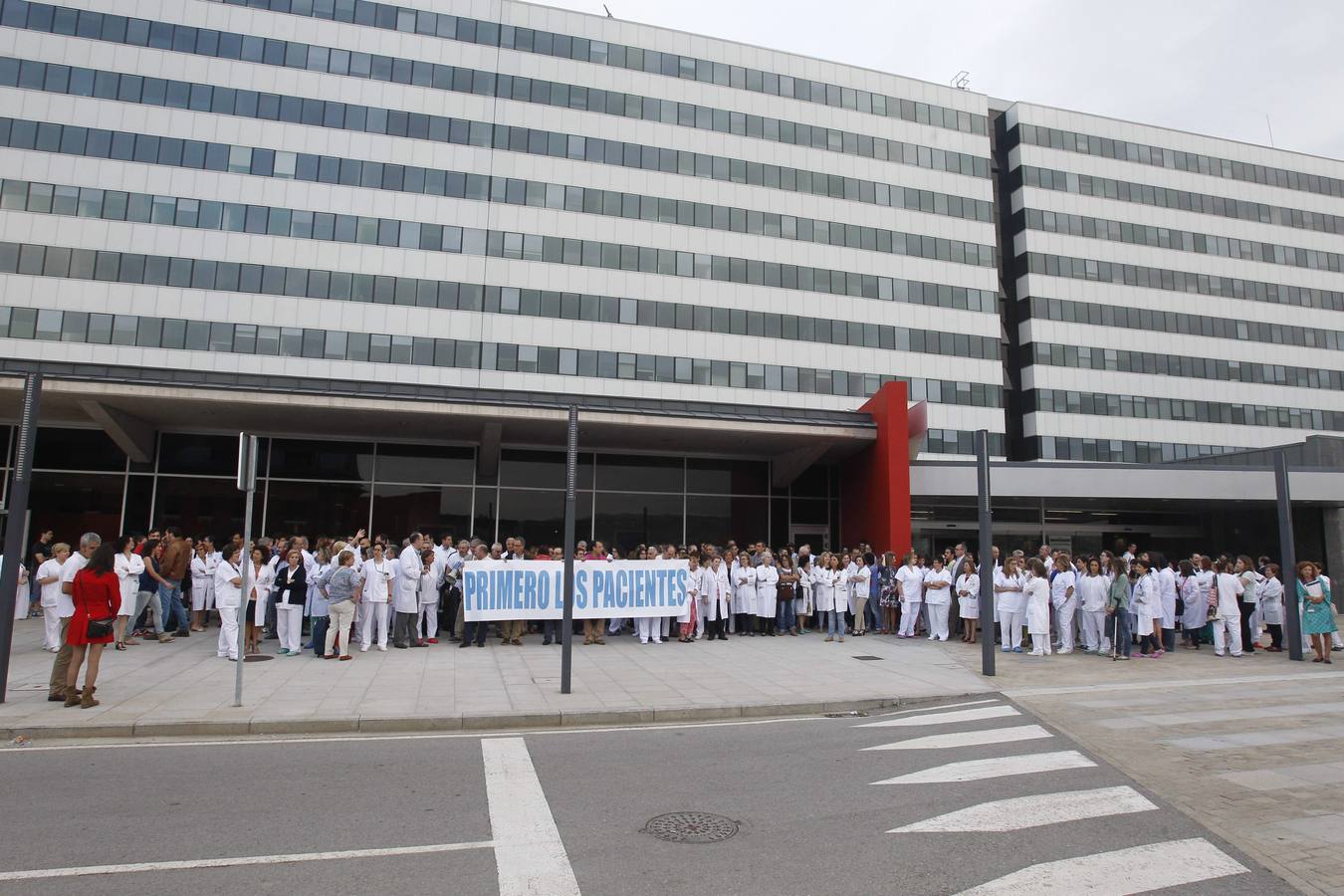 Protesta del personal médico ante el HUCA