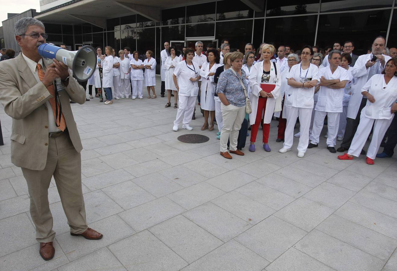 Protesta del personal médico ante el HUCA