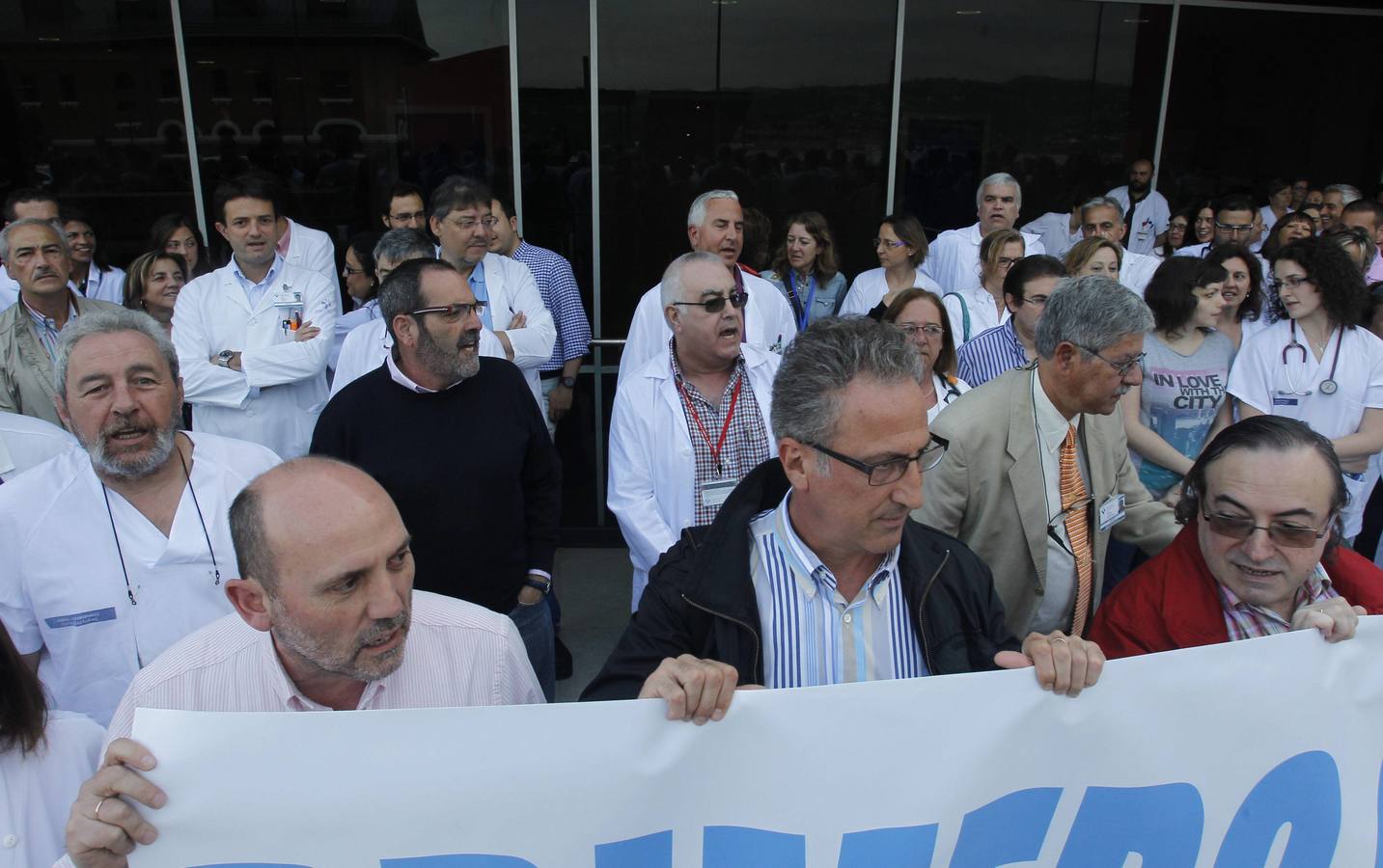 Protesta del personal médico ante el HUCA