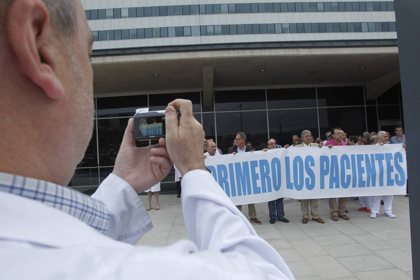 Protesta del personal médico ante el HUCA