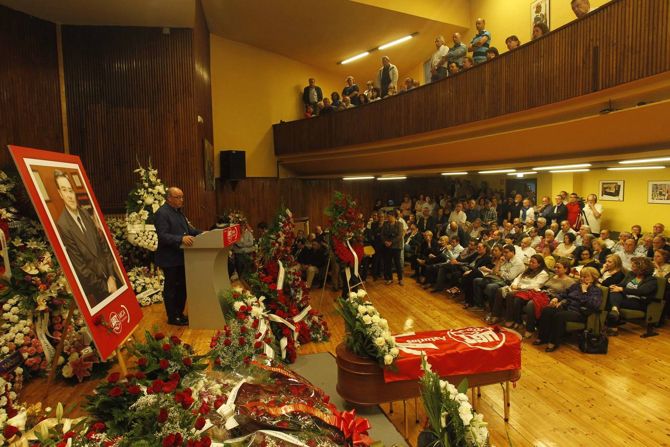 Multitudinaria despedida a Manuel Fernández &#039;Lito&#039;