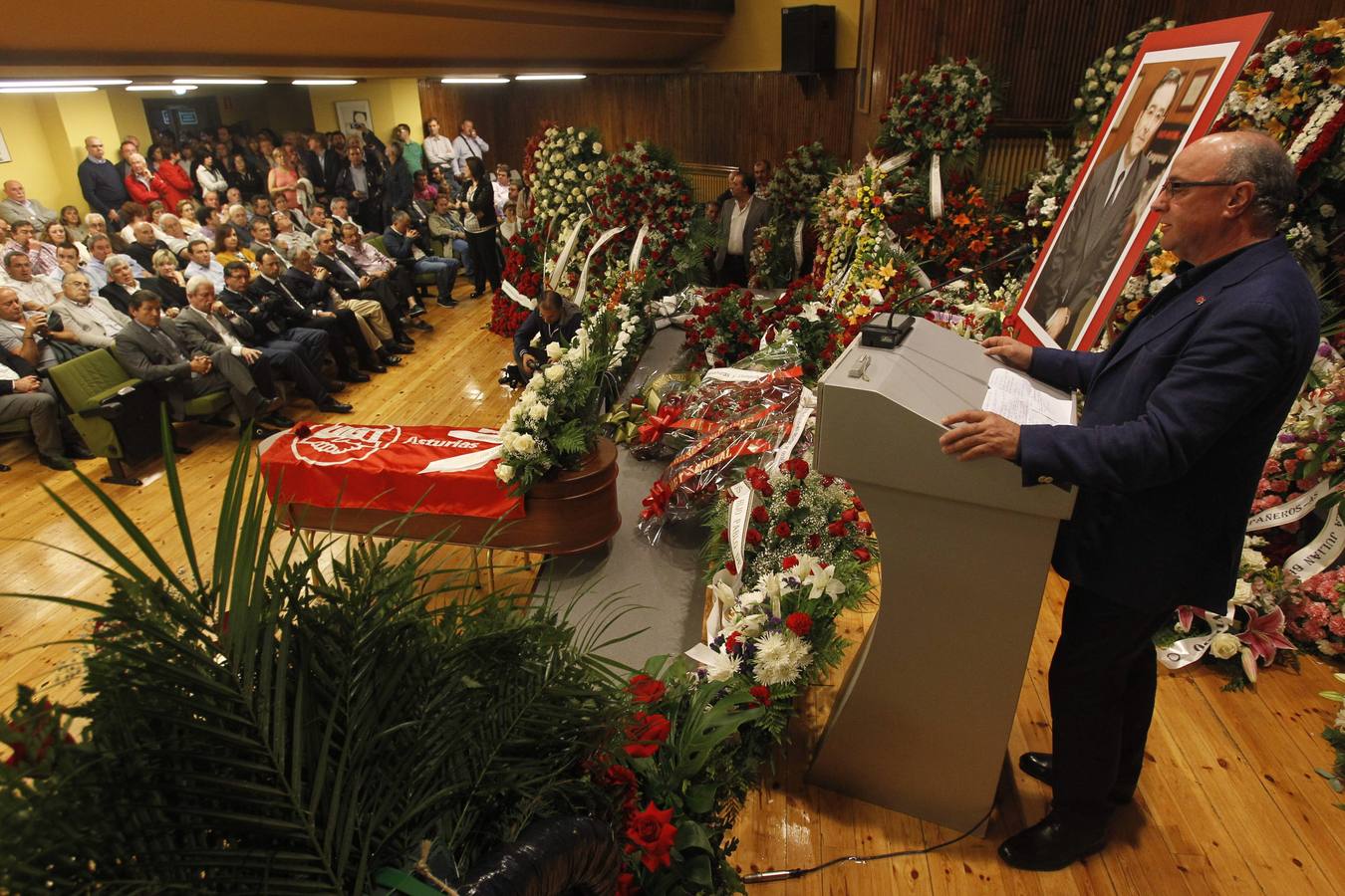 Multitudinaria despedida a Manuel Fernández &#039;Lito&#039;