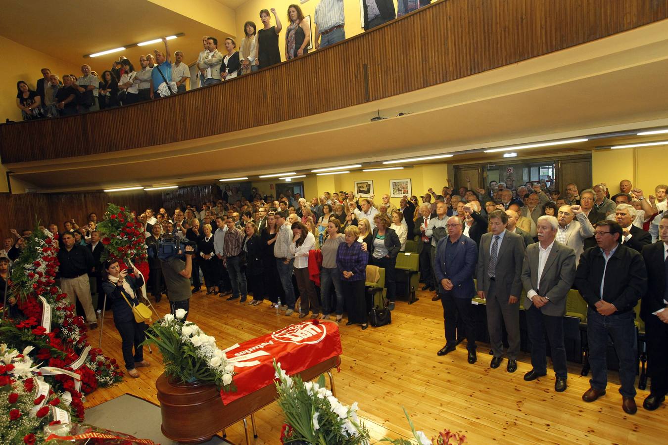 Multitudinaria despedida a Manuel Fernández &#039;Lito&#039;