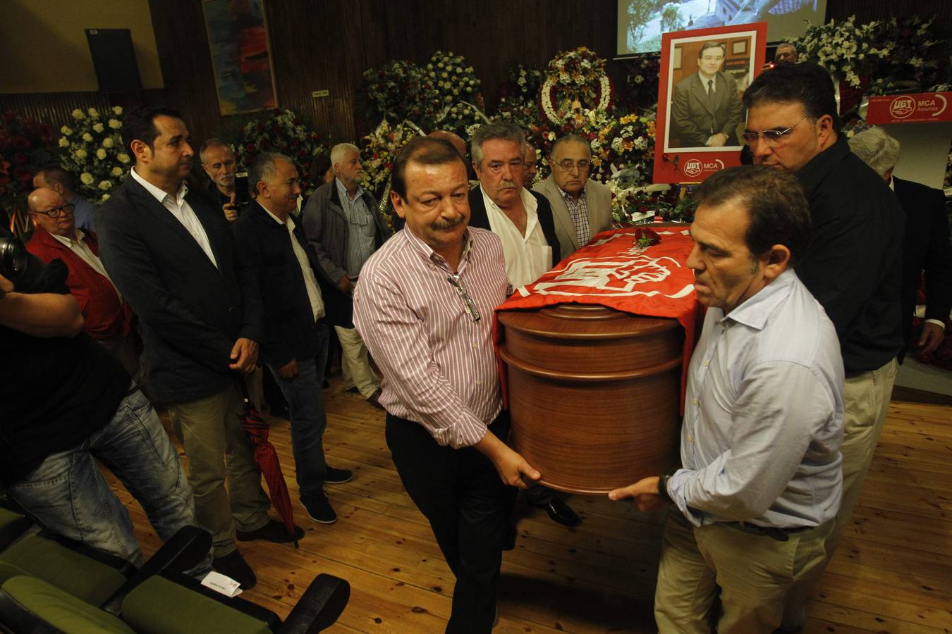 Multitudinaria despedida a Manuel Fernández &#039;Lito&#039;