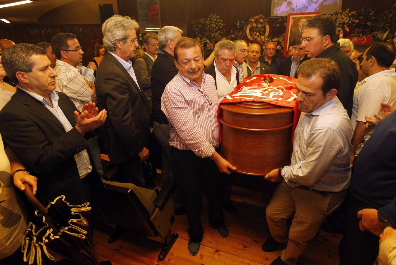 Multitudinaria despedida a Manuel Fernández &#039;Lito&#039;