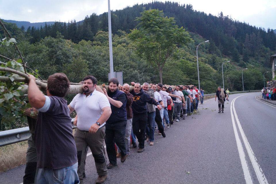 Cangas del Narcea planta el &#039;arbolón&#039;