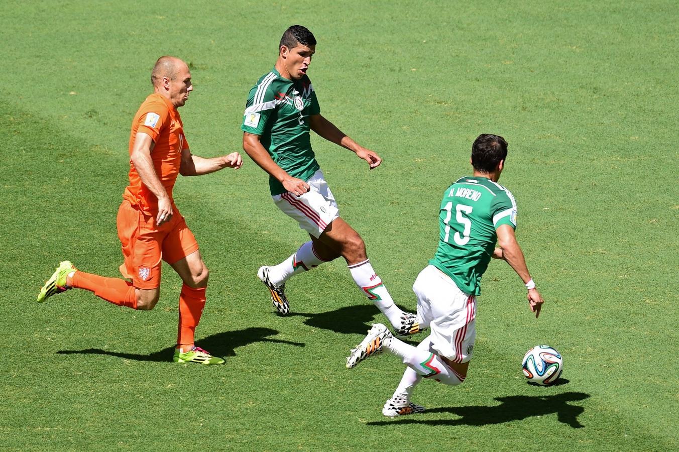 Robben, entre dos defensores rivales.