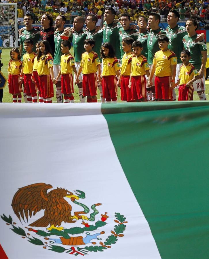 La selección mexicana, cantando el himno.