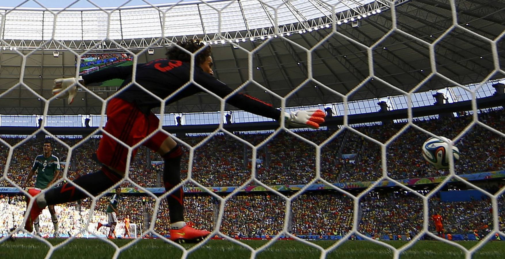 Ochoa ve cómo entra el balón en su portería.