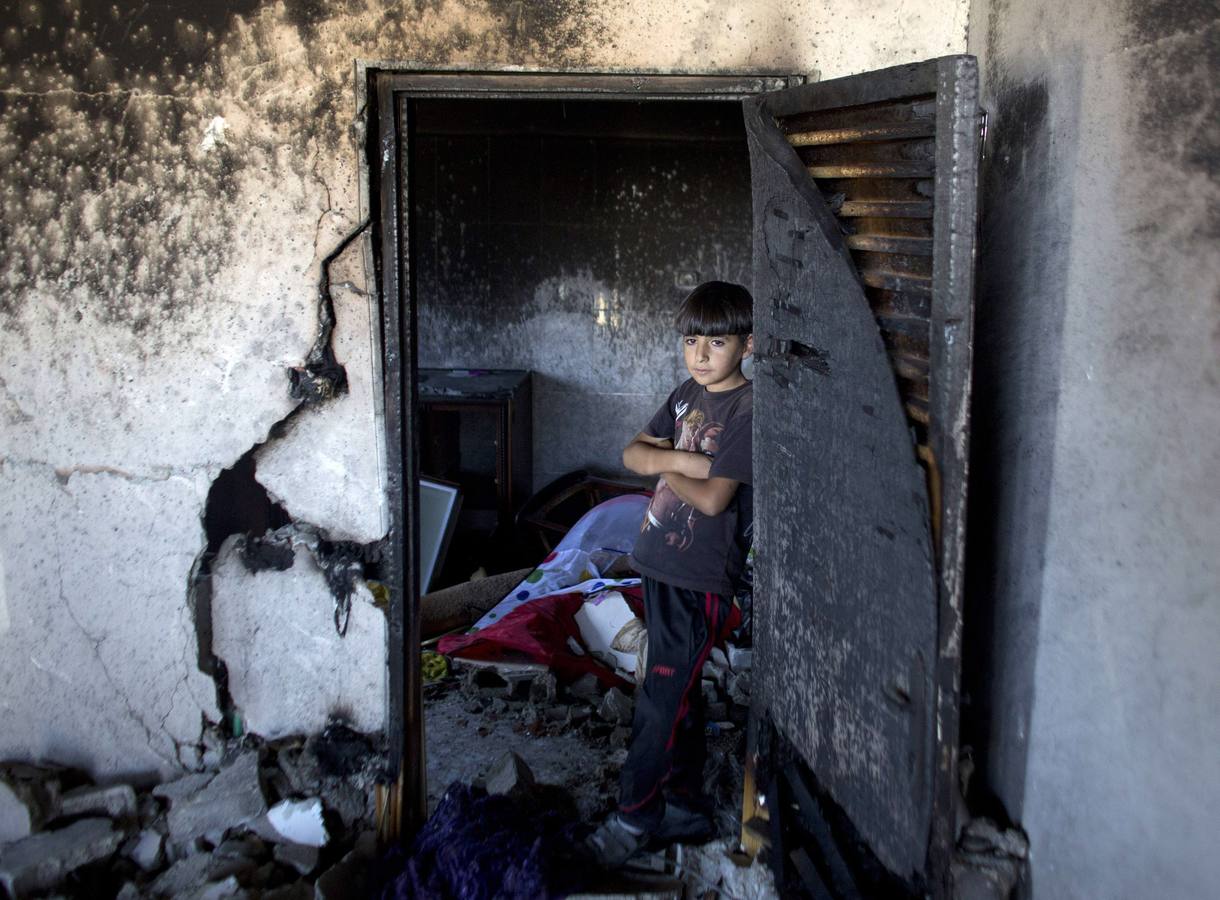 Un pequeño palestino en la casa de uno de los sospechosos de la muerte de tres israelíes, destrozada por el ejército. 