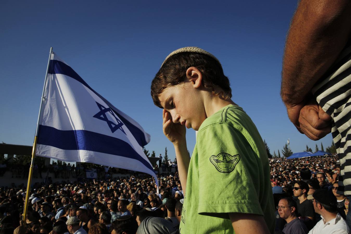 Un niño israelí en el funeral de los tres jóvenes asesinados. 