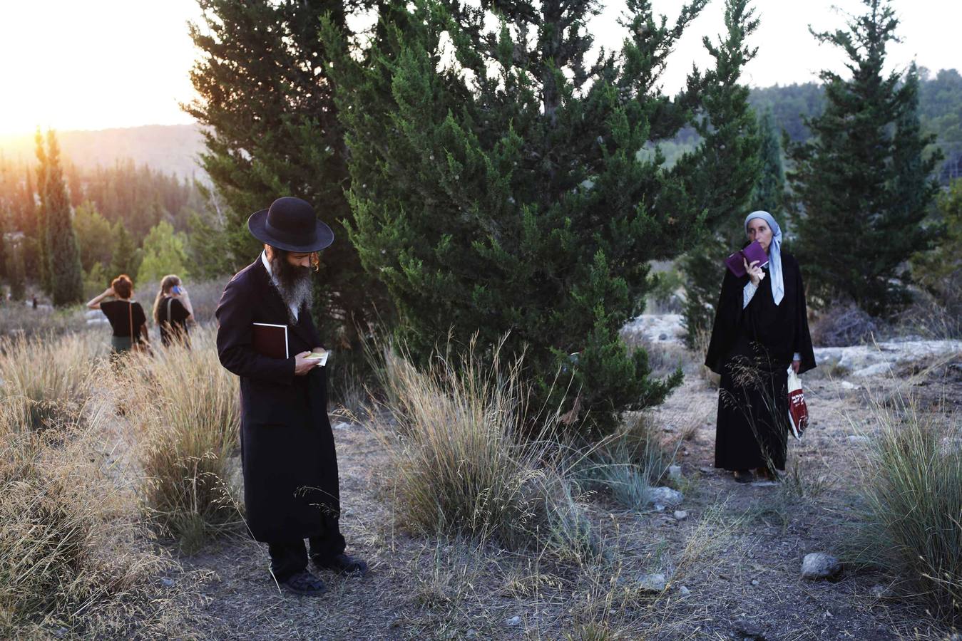 Dos israelíes rezan por los jóvenes asesinados. 