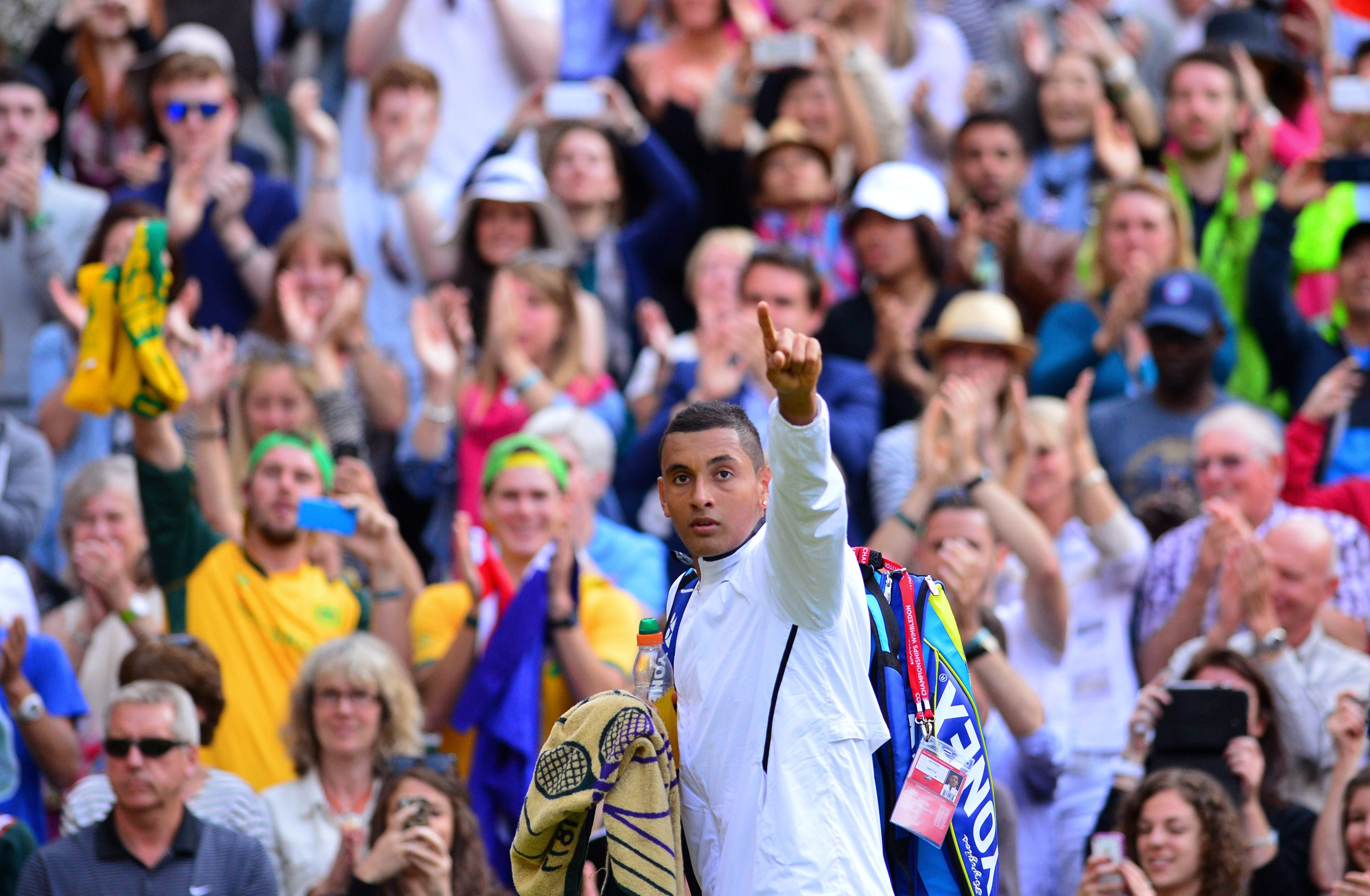 Nick Kyrgios se despide de los aficionados del Old England Tennis Club tras el partido.