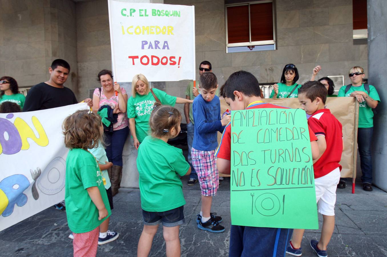 La comunidad educativa de El Bosquín lleva su protesta a Oviedo