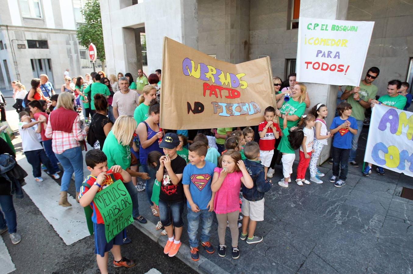 La comunidad educativa de El Bosquín lleva su protesta a Oviedo