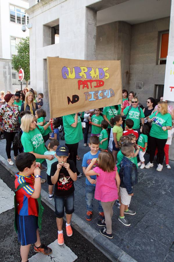 La comunidad educativa de El Bosquín lleva su protesta a Oviedo