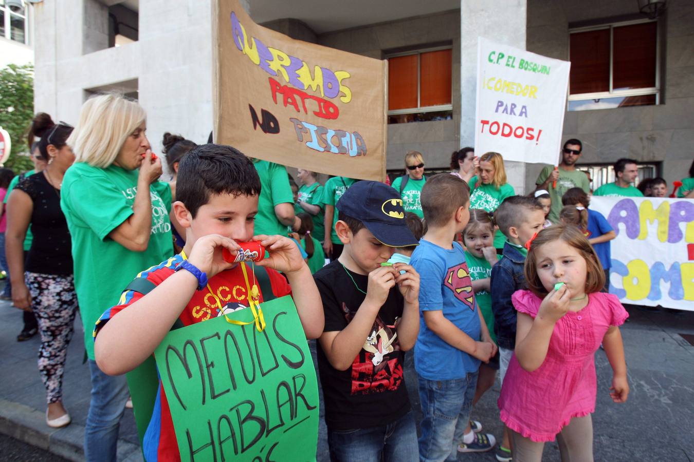 La comunidad educativa de El Bosquín lleva su protesta a Oviedo