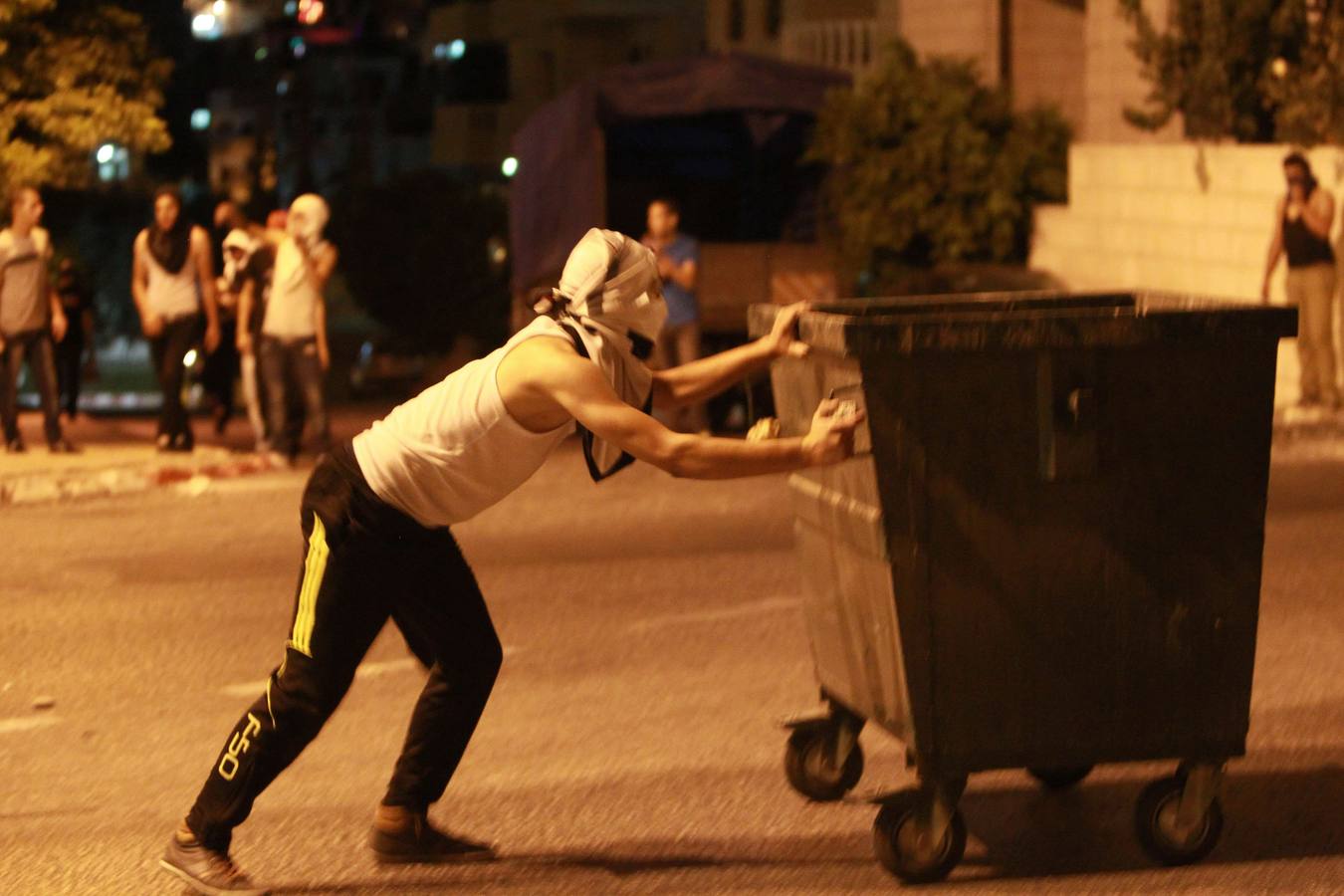 Batalla callejera entre israelíes y palestinos