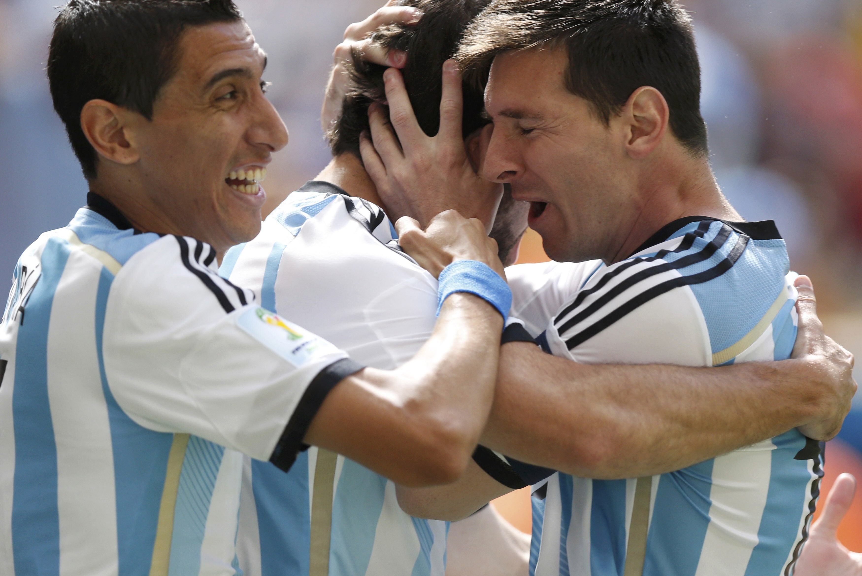 Los futbolistas del Argentina celebran el tanto de Gonzalo Higuaín.