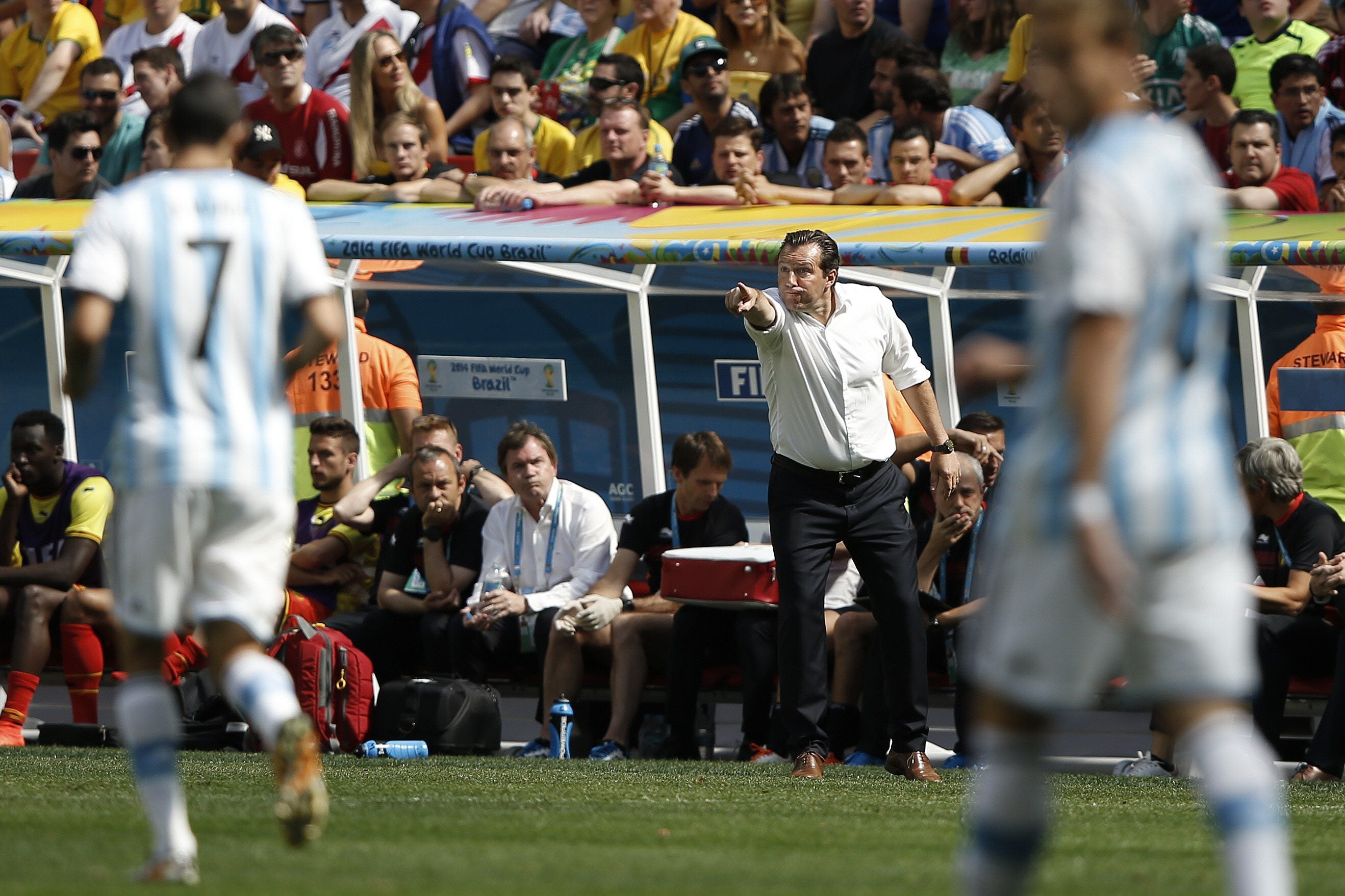 Sabella da instrucciones a sus jugadores.