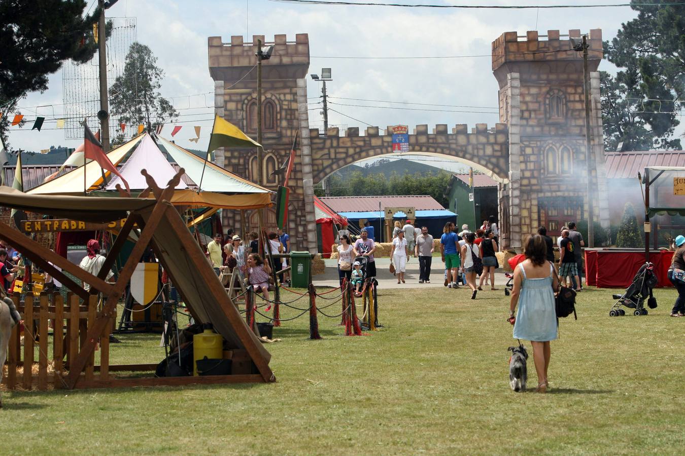 Mercado de la fiesta de Los Exconxuraos en Llanera