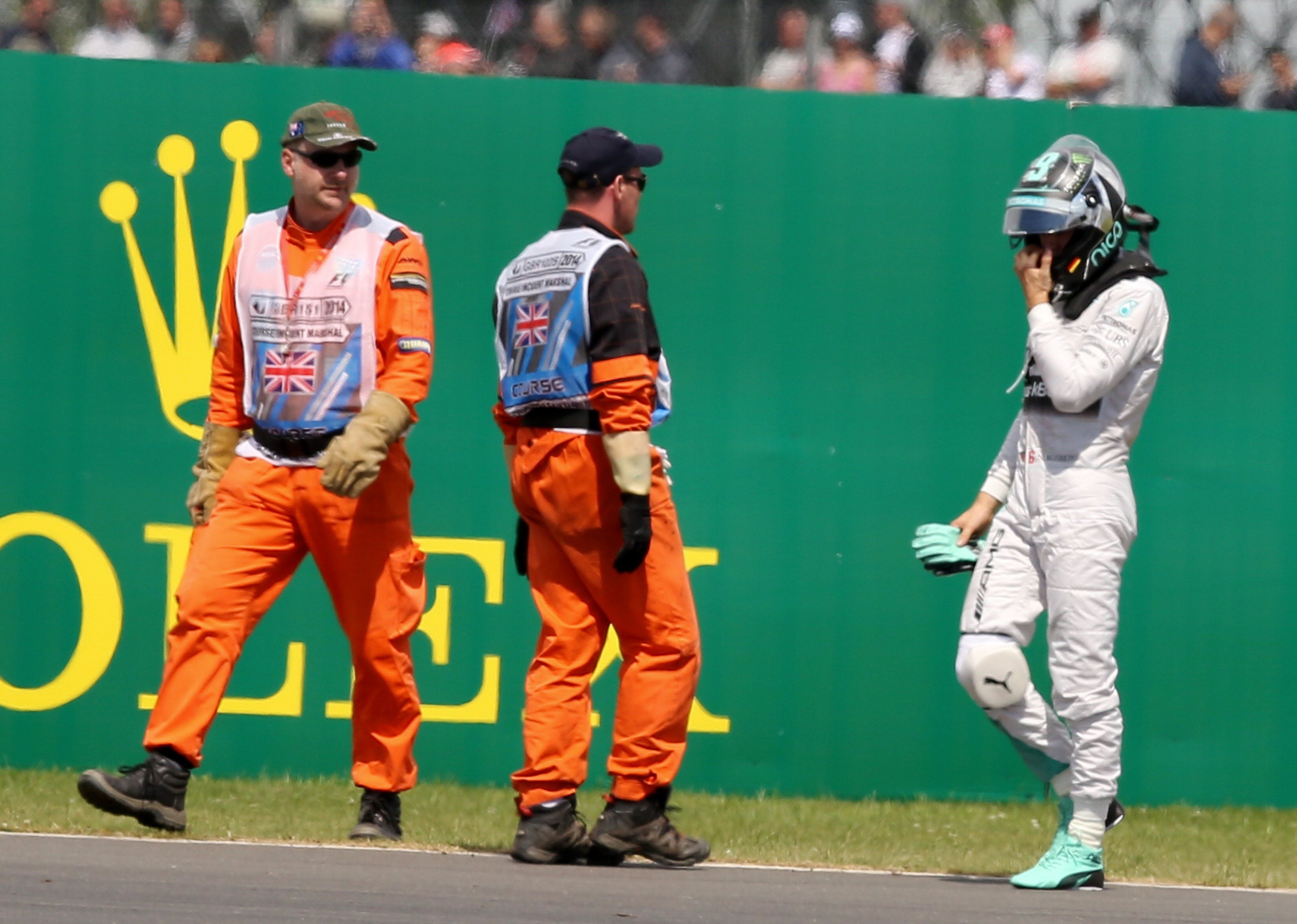 Rosberg (d) abandona la pista.