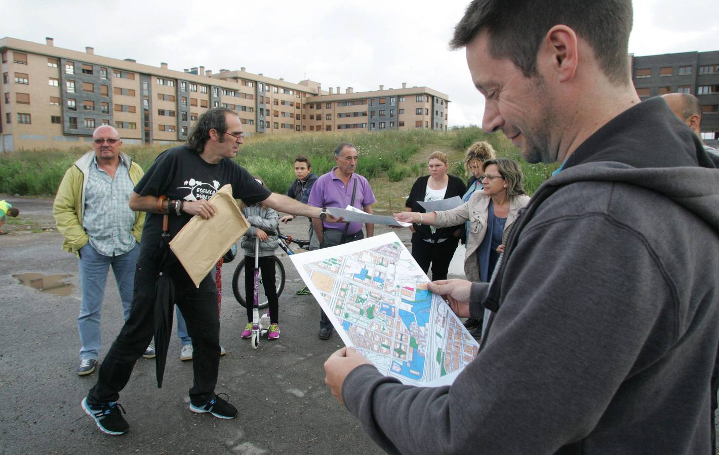 Vecinos de Gijón, en pie de guerra contra los solares abandonados