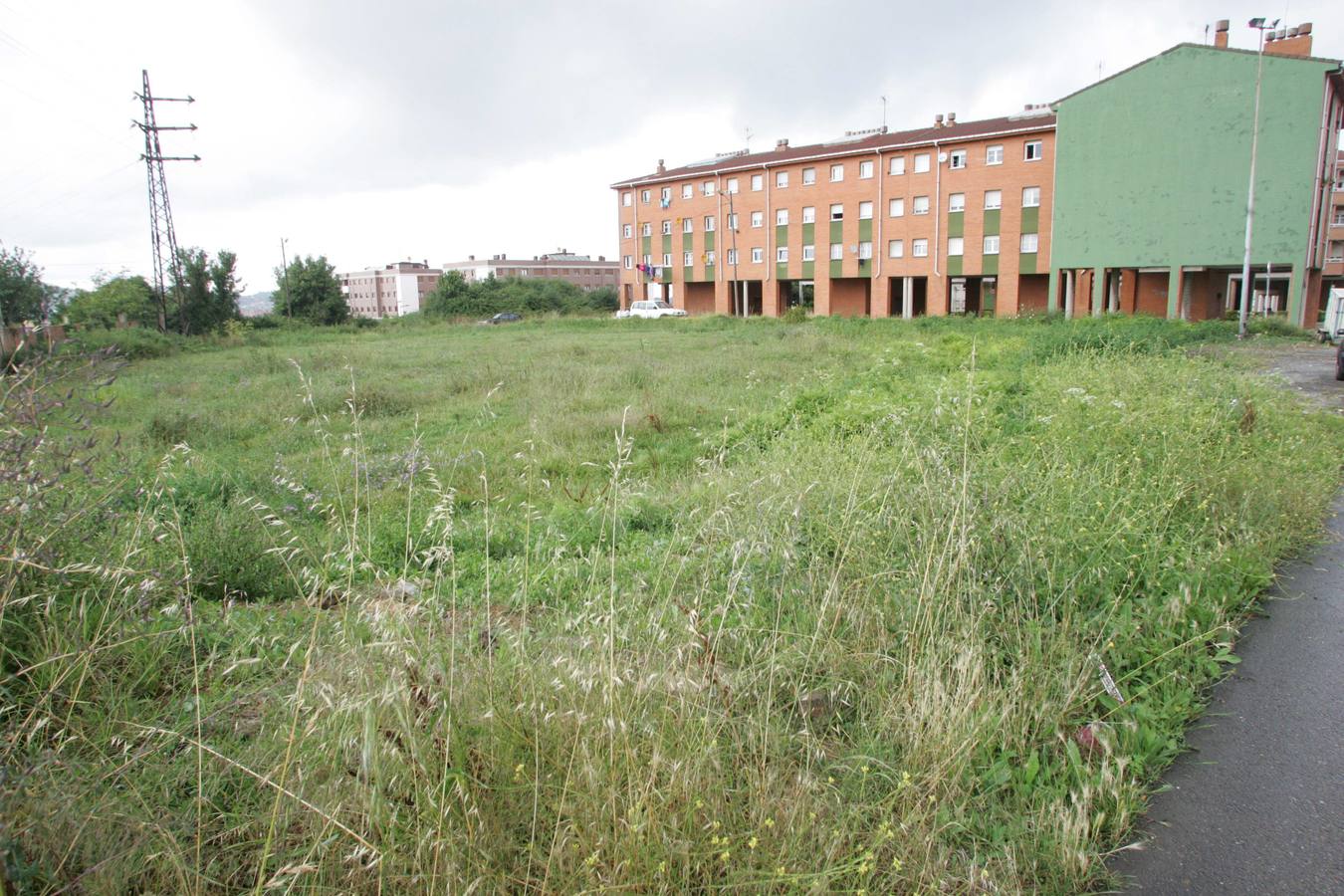 Vecinos de Gijón, en pie de guerra contra los solares abandonados