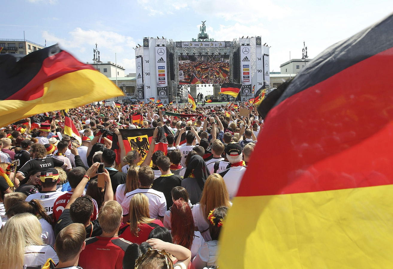 LA SELECCIÓN ALEMANA CELEBRA LA COPA DEL MUNDO CON MILES DE AFICIONADOS. Cientos de miles de aficionados aguardan la llegada de la selección de Joachim Löw a la Puerta de Brandeburgo para celebrar la Copa del Mundo de la FIFA, en Berlín.