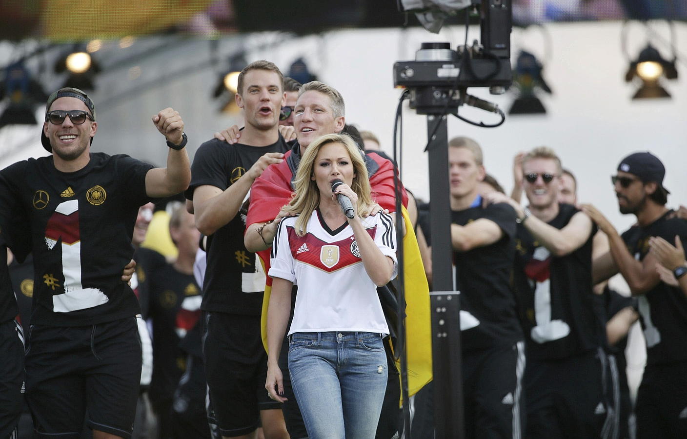 LA SELECCIÓN ALEMANA CELEBRA LA COPA DEL MUNDO CON MILES DE AFICIONADOS. La cantante Helene Fischer actúa durante la fiesta de bienvenida celebrada en la Puerta de Brandeburgo en honor de la selección alemana, en Berlín.