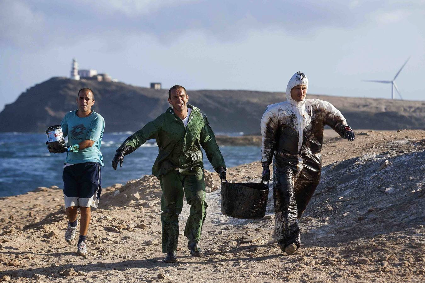 Cientos de personas limpian el vertido en la playa de El Cabrón