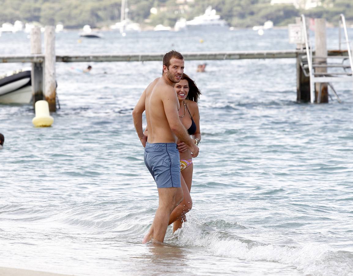 El futbolista rafael van der Vaart pasa unos días en las playas francesas de Saint Tropez con su novia