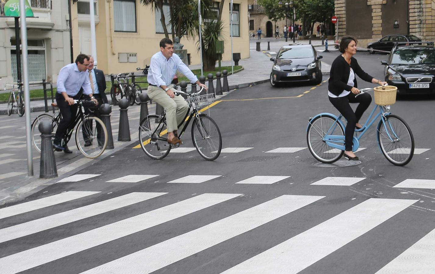 Carmen Moriyón, Rafael Felgueroso y Fernando Couto pedalean para inaugurar el carril bici