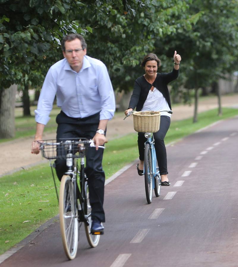 Carmen Moriyón, Rafael Felgueroso y Fernando Couto pedalean para inaugurar el carril bici