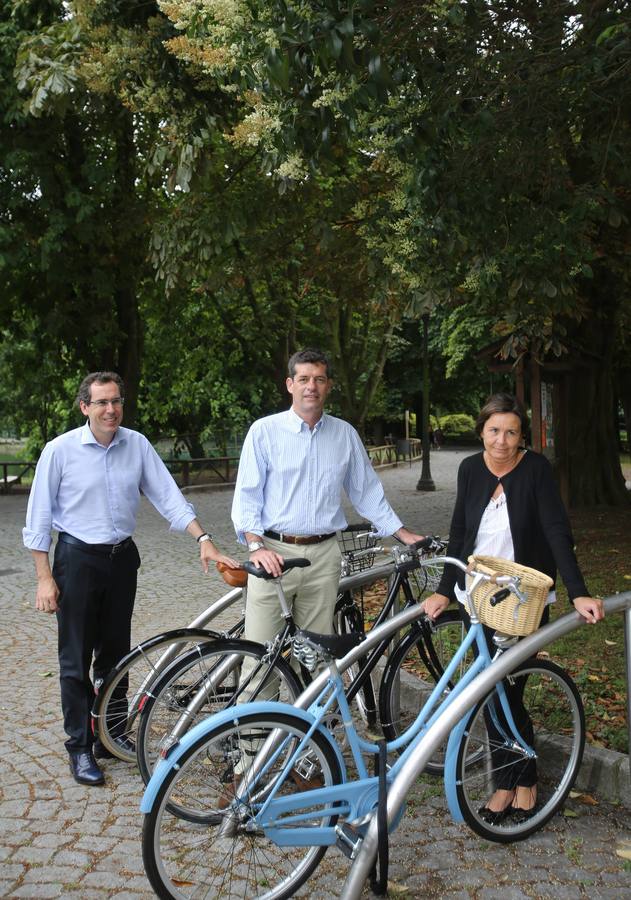 Carmen Moriyón, Rafael Felgueroso y Fernando Couto pedalean para inaugurar el carril bici