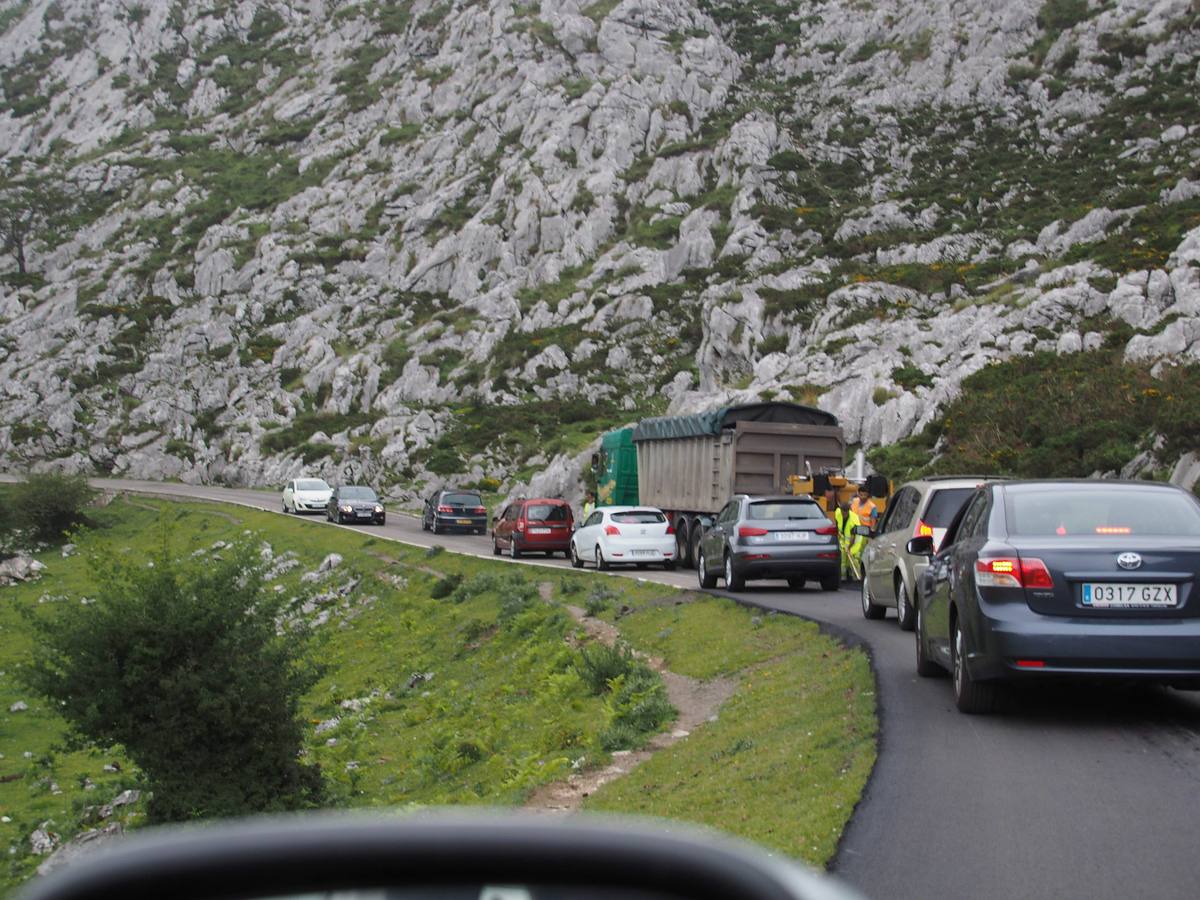 Colapso en la carretera a los Lagos de Covadonga