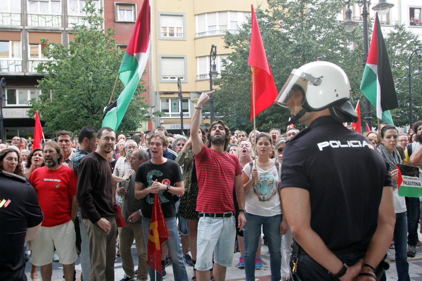 Las imágenes de la protesta contra Israel a las puertas del Jovellanos