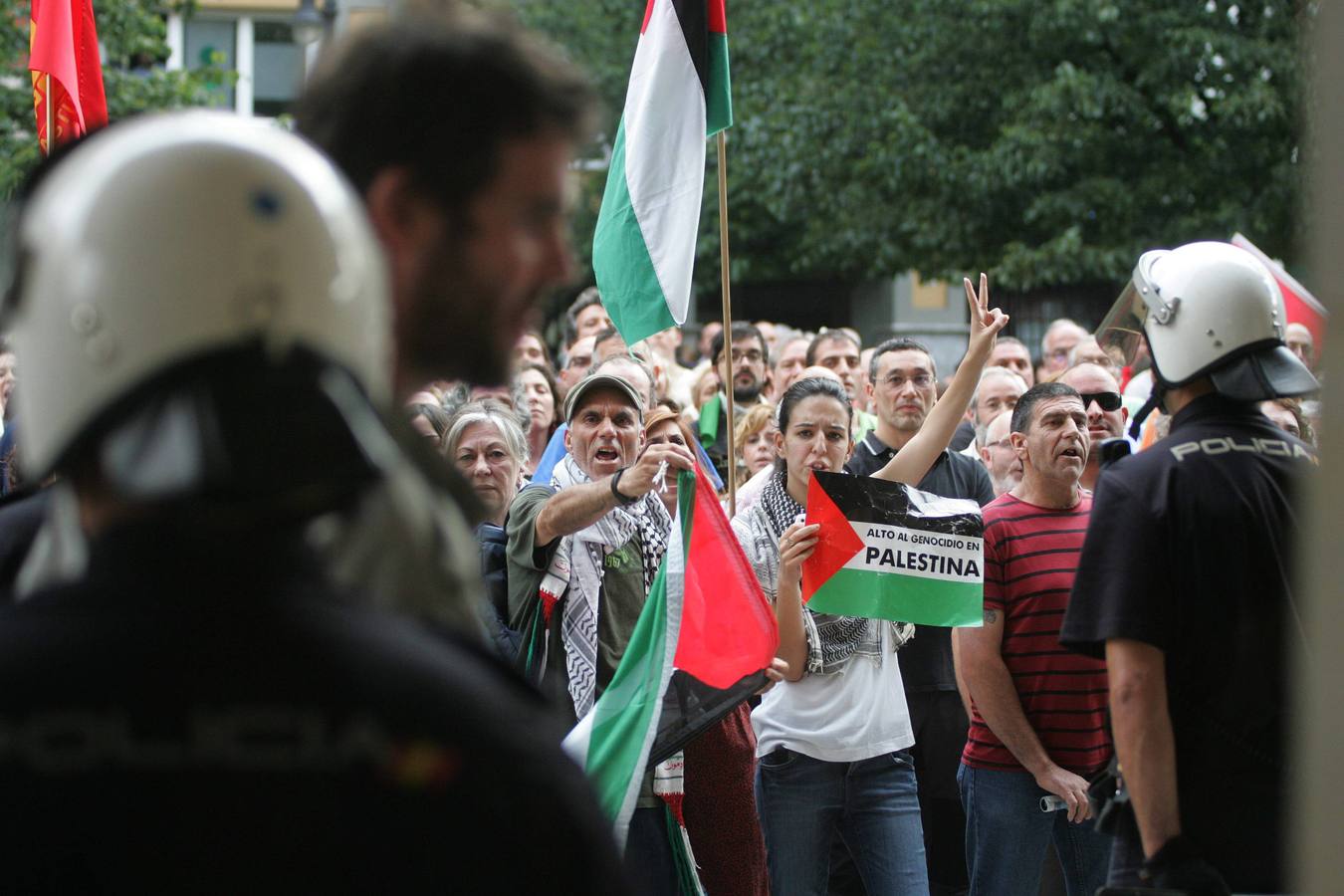 Las imágenes de la protesta contra Israel a las puertas del Jovellanos