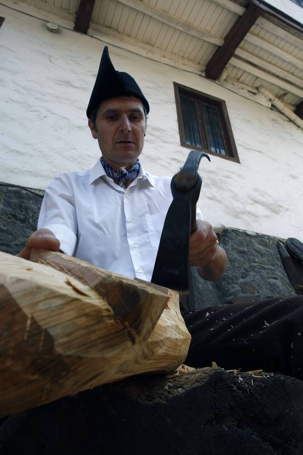 El mercado tradicional de Murias triunfa por su variedad