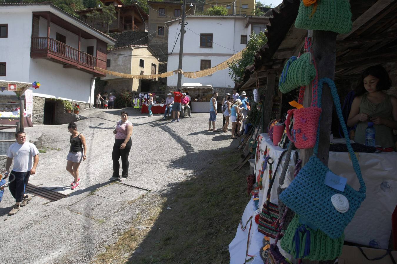 El mercado tradicional de Murias triunfa por su variedad