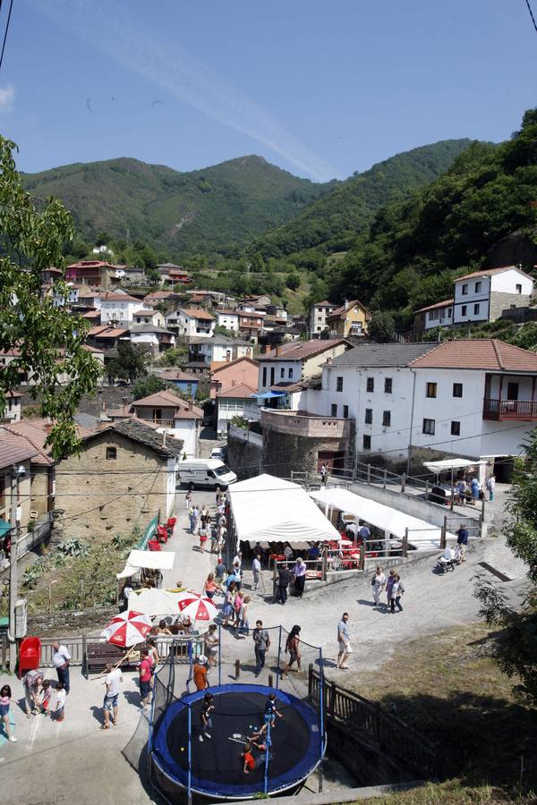 El mercado tradicional de Murias triunfa por su variedad