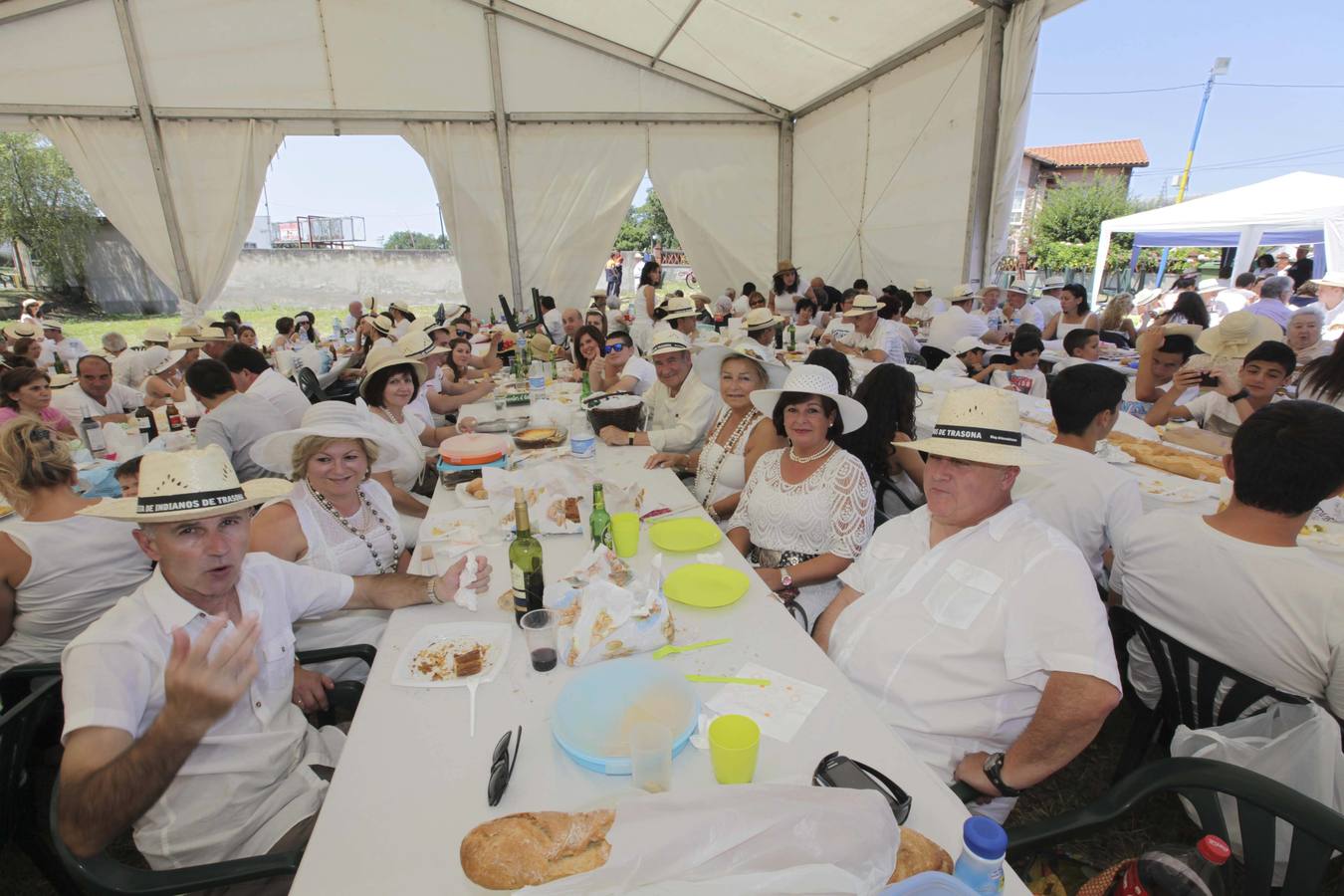 La fiesta del Indiano en Trasona se viste de Blanco